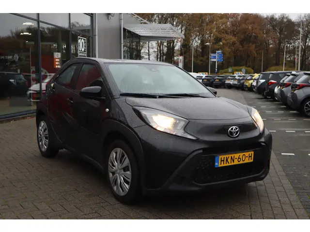toyota-aygo-x-play-5-deurs-airco-ad-cruise-camera-apple-android-nl-auto