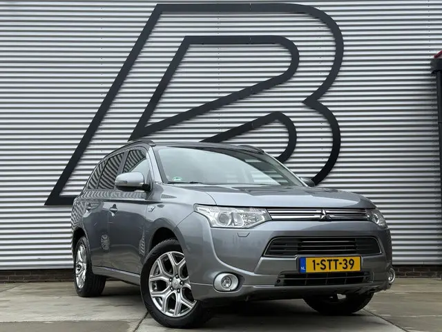 mitsubishi-outlander-2.0-phev-instyle-navi-pano-camera-clima-cruise-trekhaak-leder-dealer-onderhouden-n.a.p-apk-tot-12-2026