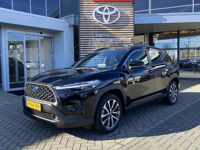 toyota-corolla-cross-2.0-hybrid-184pk-first-edition-blind-spot-elek-achterklep-keyless-lm-velgen-park-sensoren-apple-android-stoelverw-draadloos-lade