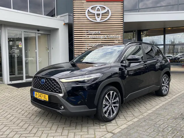 toyota-corolla-cross-2.0-hybrid-184pk-first-edition-blind-spot-el-achterklep-lm-velgen-keyless-park-sensoren-stoelverw-draadloos-laden-ad-cruise-blue