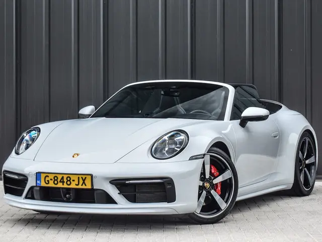 porsche-911-cabrio-3.0-carrera-4-s-nl-auto-451pk---sport-design-pack---achteras-besturing---lift-systeem---sport-chrono---18-wegs-memory-sea
