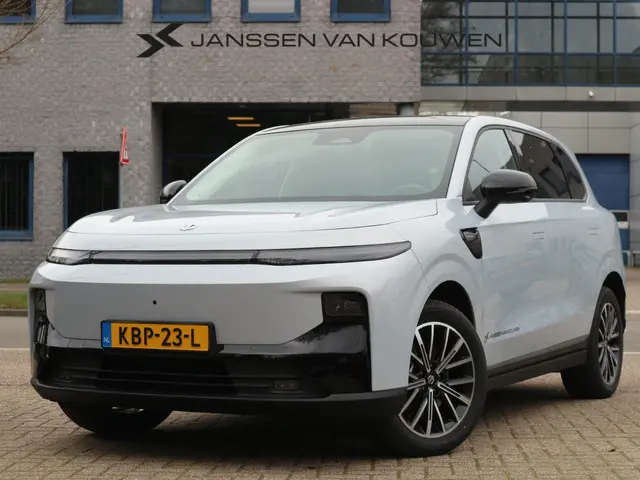 leapmotor-b10-design-promax-67.1-kwh---360-camera---stuur-en-stoelverwarming---panoramadak