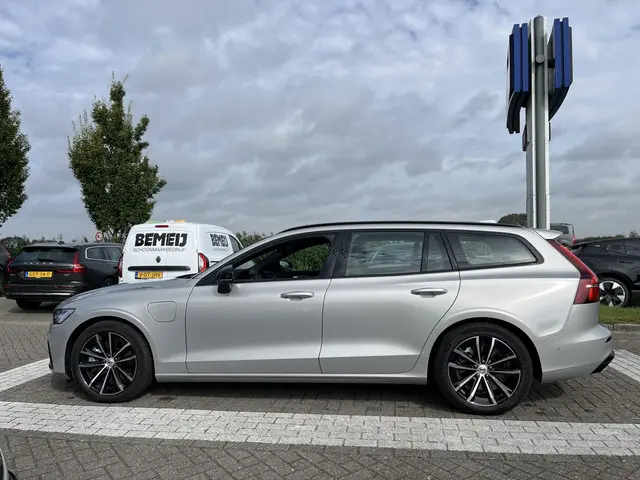 volvo-v60-t6-plug-in-hybrid-awd-plus-dark---360-camera---harman-kardon---trekhaak--