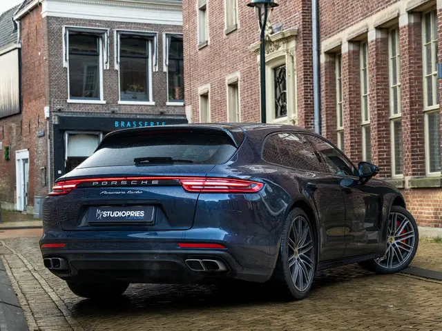 porsche-panamera-sport-turismo-4.0-turbo-v8---trekhaak---chrono---design---360gr-camera---stoelverw---stoelkoel---stuurverw---nl-auto