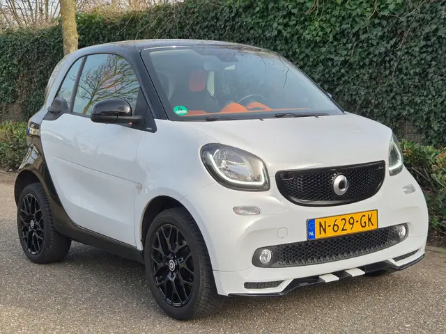 smart-fortwo-joy-special-edition-----brabus-----twee-kleur-combi-zwart-wit-orange-1.0-joy-edition