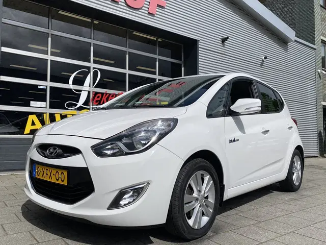 hyundai-ix20-1.6i-i-vision-blue---navigatie-i-airco-i-achteruitrij-camera-i-sport-velgen-i-117.000-km---dealer-onderhouden