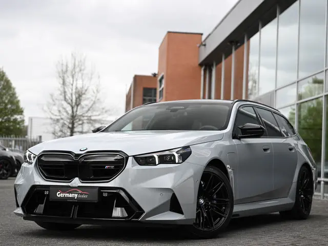 bmw-m5-touring-4.4-v8-729pk-pano-m-driver-pro-carbon-bw-trekh-360cam-20-21-inch-vol-