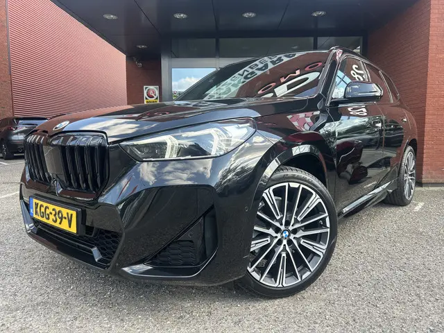 bmw-x1-xdrive23i-4cilinder-high-executive-m-sport-shadow-line----full-led----pano-schuifkanteldak----leder----hud----360-camera----m-sp