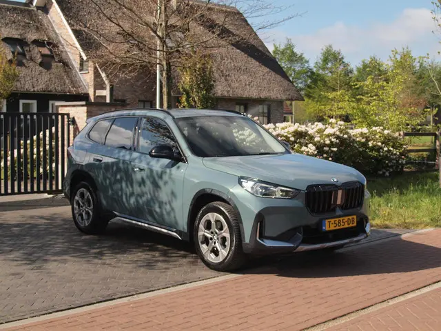 bmw-x1-sdrive18i---nieuw-model---trekhaak---sportstoelen-met-geheugen---sfeerverlichting---camera---leer--