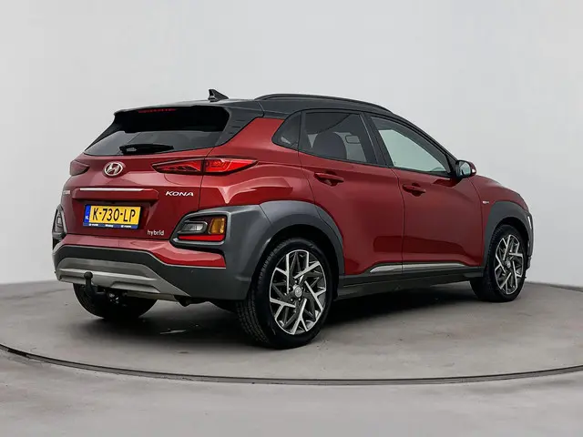 hyundai-kona-1.6-gdi-hev-premium---two-tone---trekhaak---leder---navi---clima---cruise-adapt.---camera---18---lm-velgen---m-s-banden---apple-