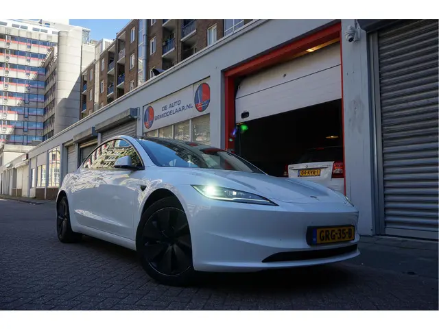 tesla-model-3-rwd-60-kwh---model-2025---fsd-via-abonnement---sfeerverlichting---panoramadak---nl-auto---eerste-eigenaar