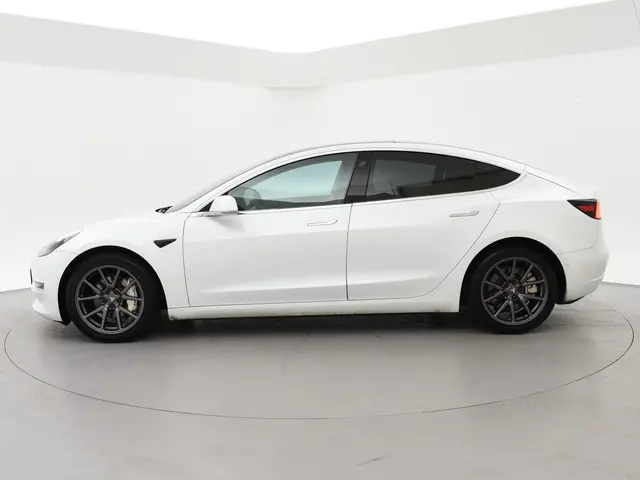 tesla-model-3-long-range-awd-75-kwh---carbon-dashboardinleg---zwart-leder---stoelverw.-v-a