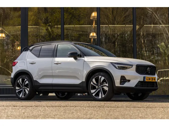 volvo-xc40-2.0-b4-plus-dark