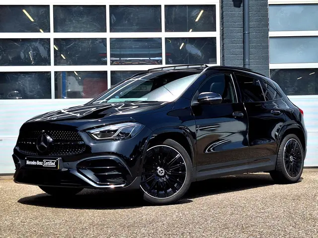 mercedes-benz-gla-180-amg-line---premium-plus---panoramadak---night-pakket---trekhaak---burmester---360-camera---memory-pakket---head-up-display-