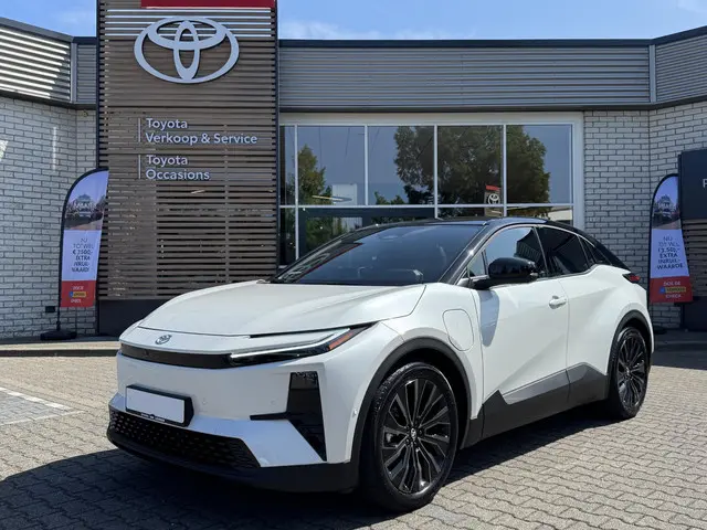 toyota-c-hr--executive-awd-77-kwh-nieuw--direct-leverbaar---premium-pack-pano-dak-blind-spot-park-sensoren-360-camera-stoel-stuurverw-warmt