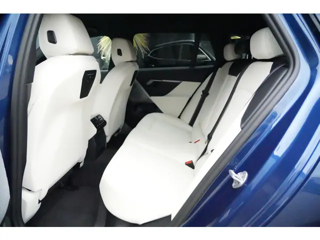 BMW 5 Serie Touring 530e xDrive M Sport High Executive 300pk HarmanKardon Trekhaak Camera