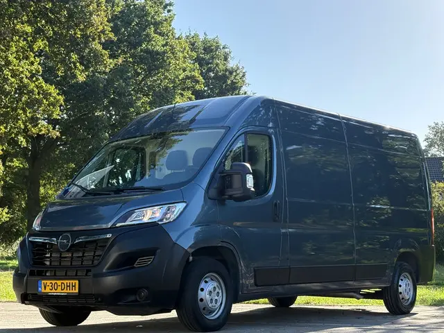 opel-movano-2.2d-140pk-l4h2-trekhaak-2500kg-apple-carplay-achteruitrijcamera-airco-cruise-drie-zitplaatsen-parkeersensoren-euro6.